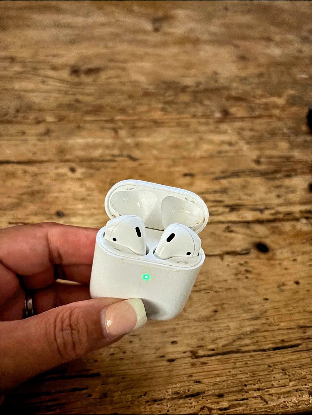 Apple Wireless Earbud Headphones in White